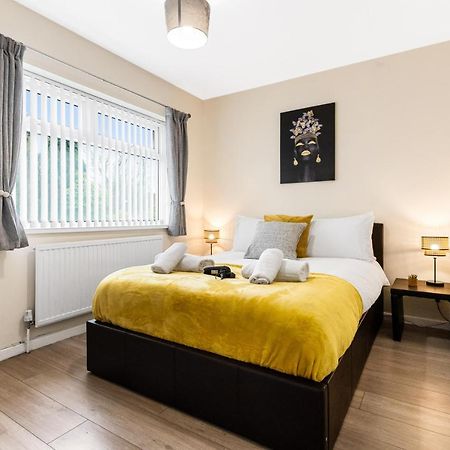 Off Road Parking, Garden, Tv'S In Bedrooms Morriston Exterior photo
